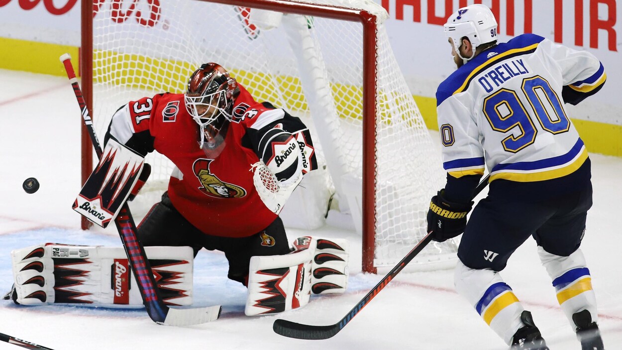 Nilsson arrête la rondelle devant O'Reilly.