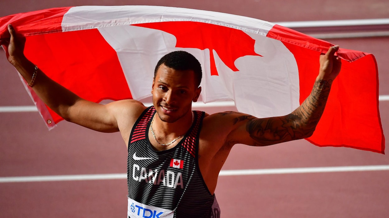 Il fait son tour d'honneur, drapeau canadien en main.
