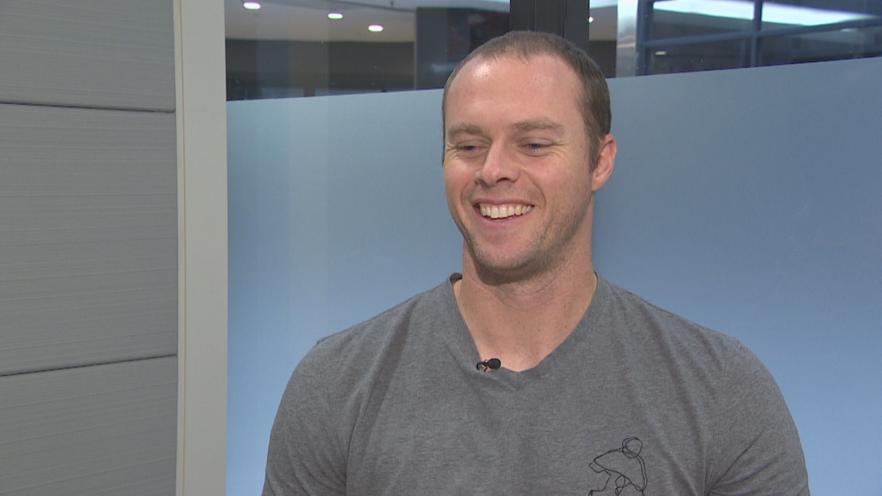 Andrew Albers en entrevue dans les studios de Radio-Canada.