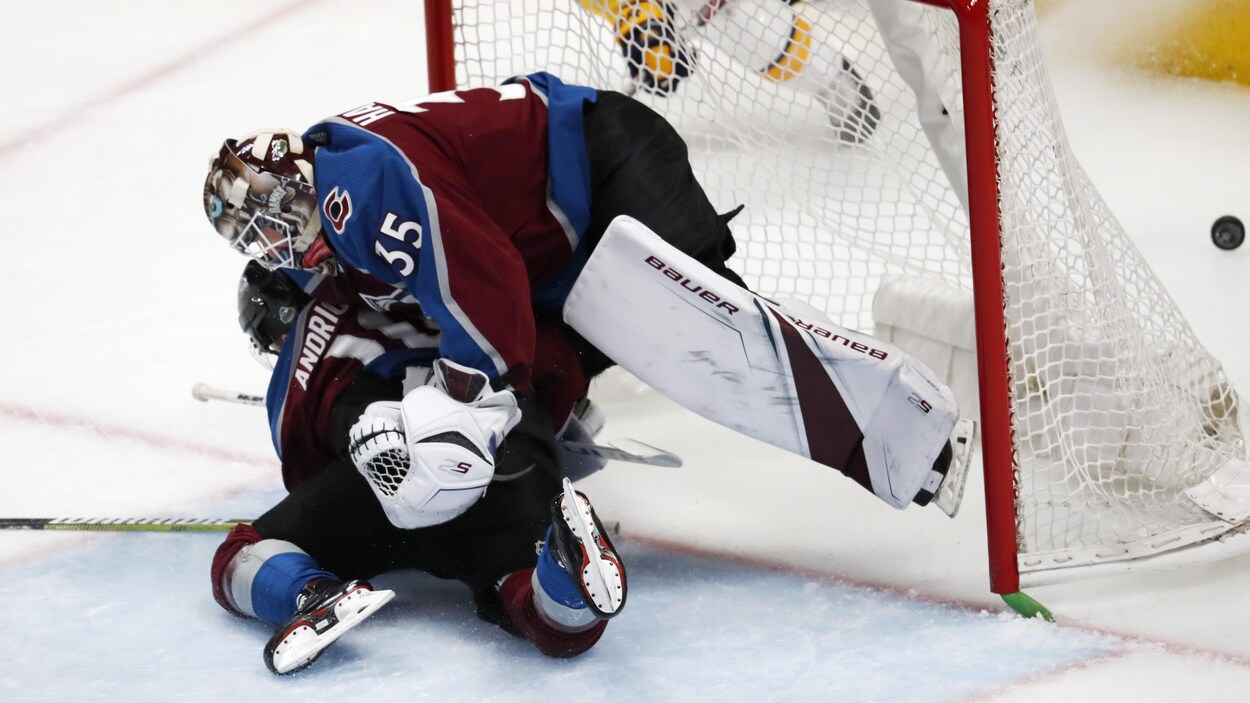 Sven Andrighetto entre en contact avec Andrew Hammond lors du quatrième match de la série entre l'Avalanche et les Predators. Sven Andrighetto entre en contact avec Andrew Hammond lors du quatrième match de la série entre l'Avalanche et les Predators.