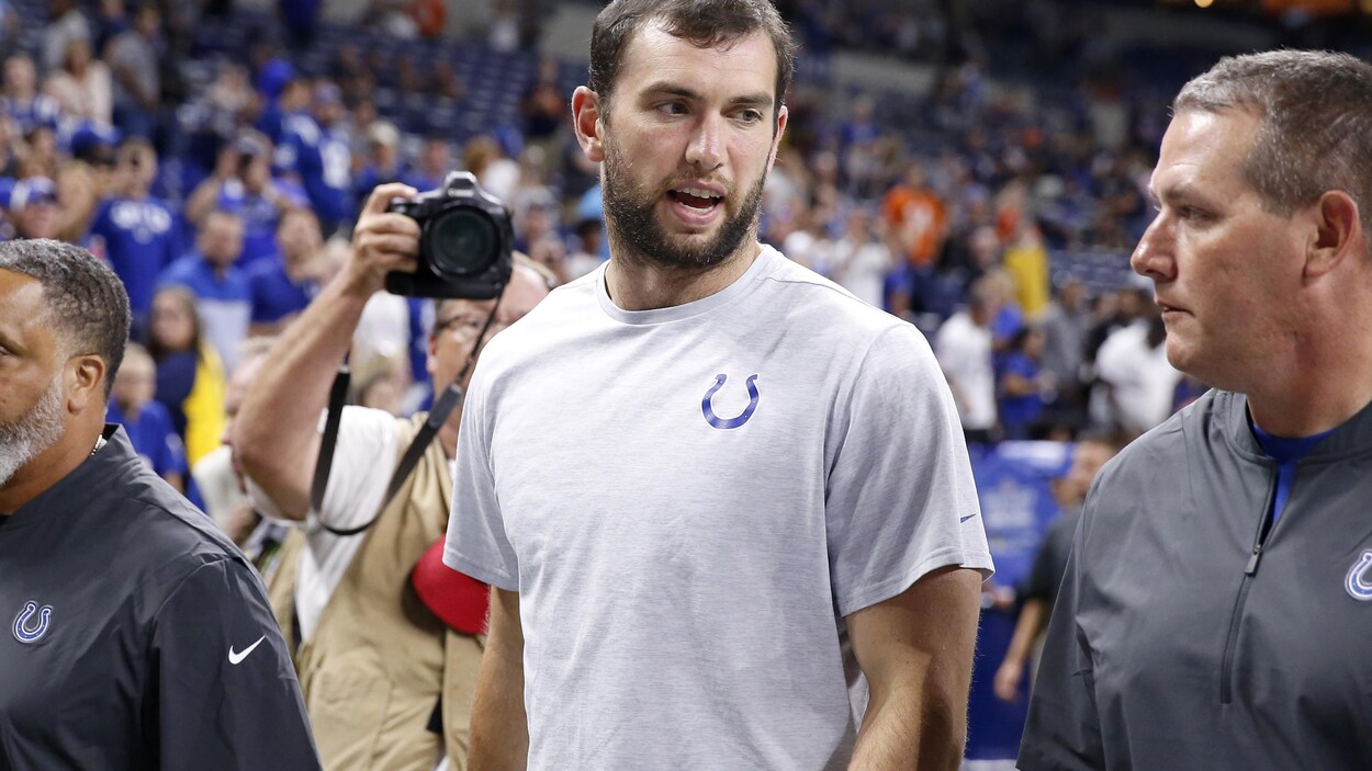 Il parle avec un des entraîneurs des Colts.