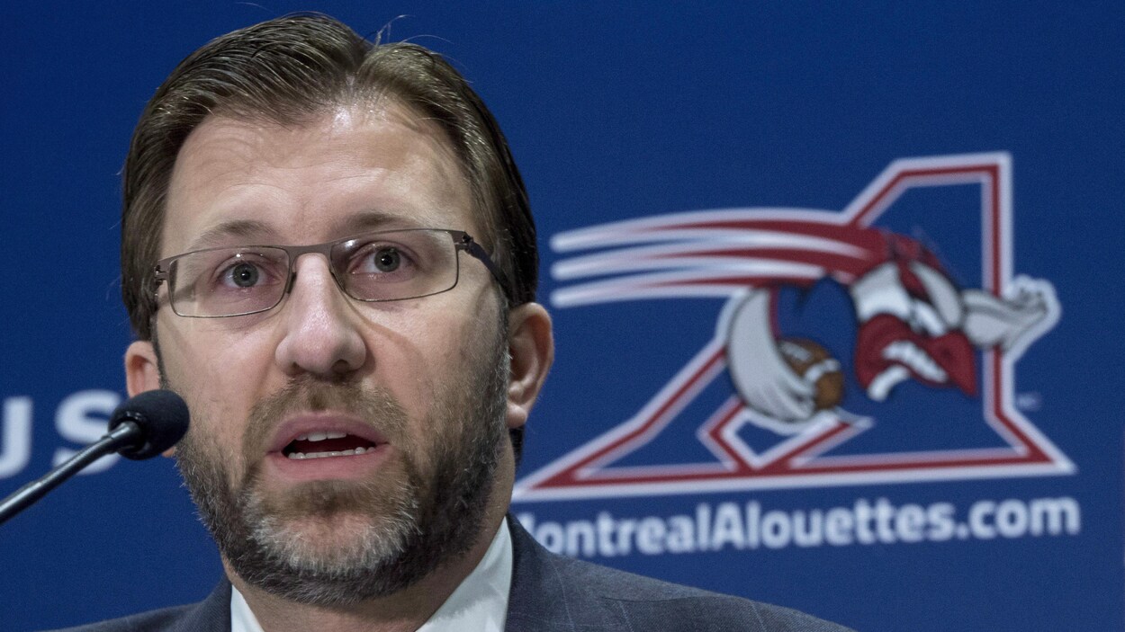 Gros plan d'Andrew Wetenhall en point de presse