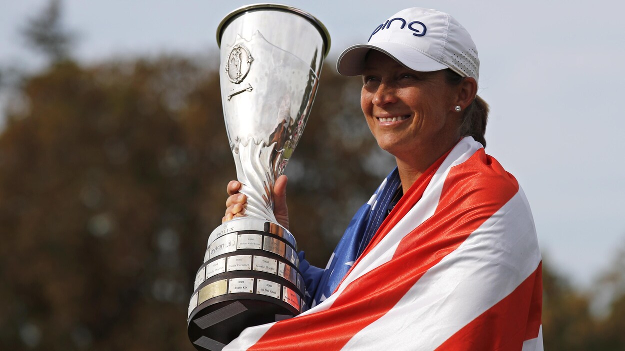 L'Américaine, enveloppée de son drapeau, tient le trophée. L'Américaine, enveloppée de son drapeau, tient le trophée.