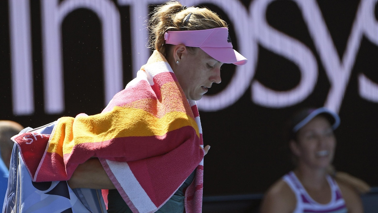 Angelique Kerber quitte le court après sa défaite aux mains de l'Américaine Danielle Collins.