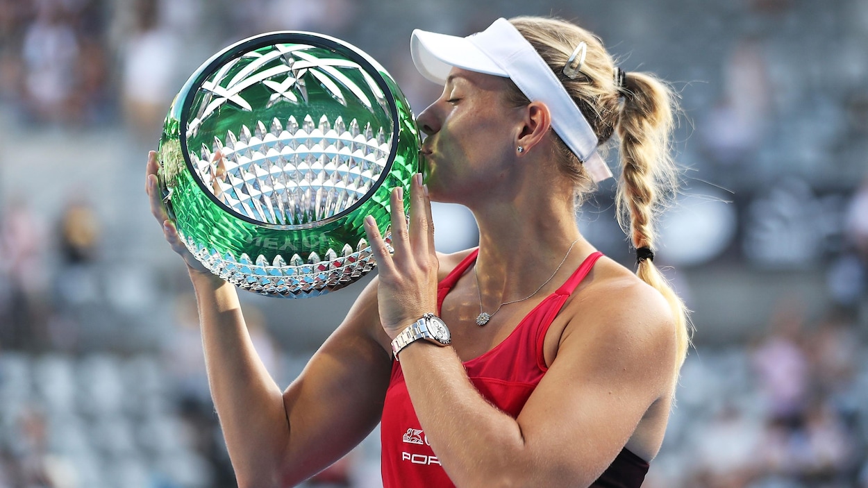 Angelique Kerber et son trophée à Sydney Angelique Kerber et son trophée à Sydney