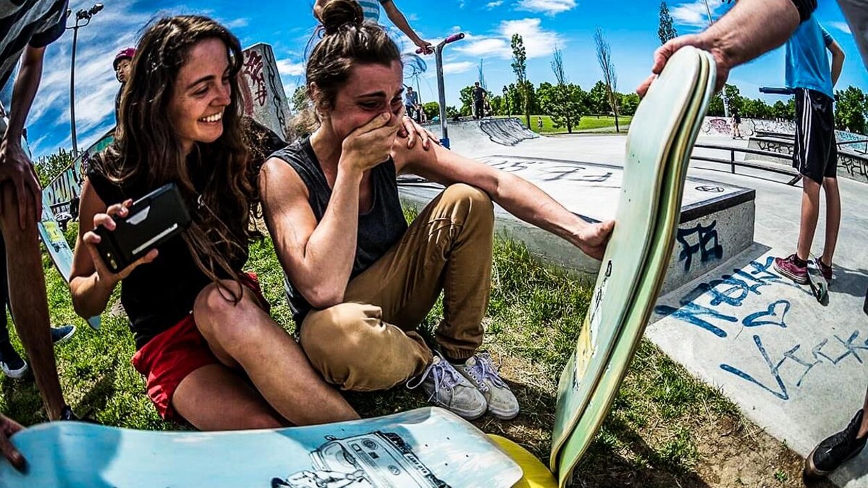 Éloïse Théoret exprime sa joie en recevant sa planche, tandis qu'Annie Guglia sourit. Éloïse Théoret exprime sa joie en recevant sa planche, tandis qu'Annie Guglia sourit.