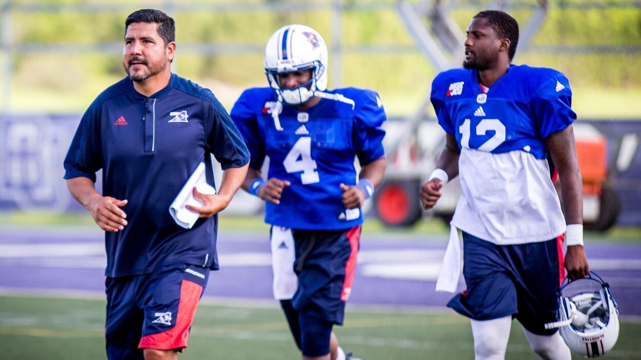 Anthony Calvillo (gauche), Darian Durant (centre) et Jacory Harris (droite) Anthony Calvillo (gauche), Darian Durant (centre) et Jacory Harris (droite)