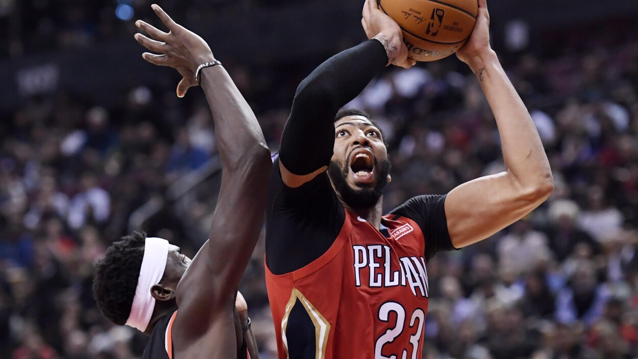 Davis des Pelicans tente un tir.