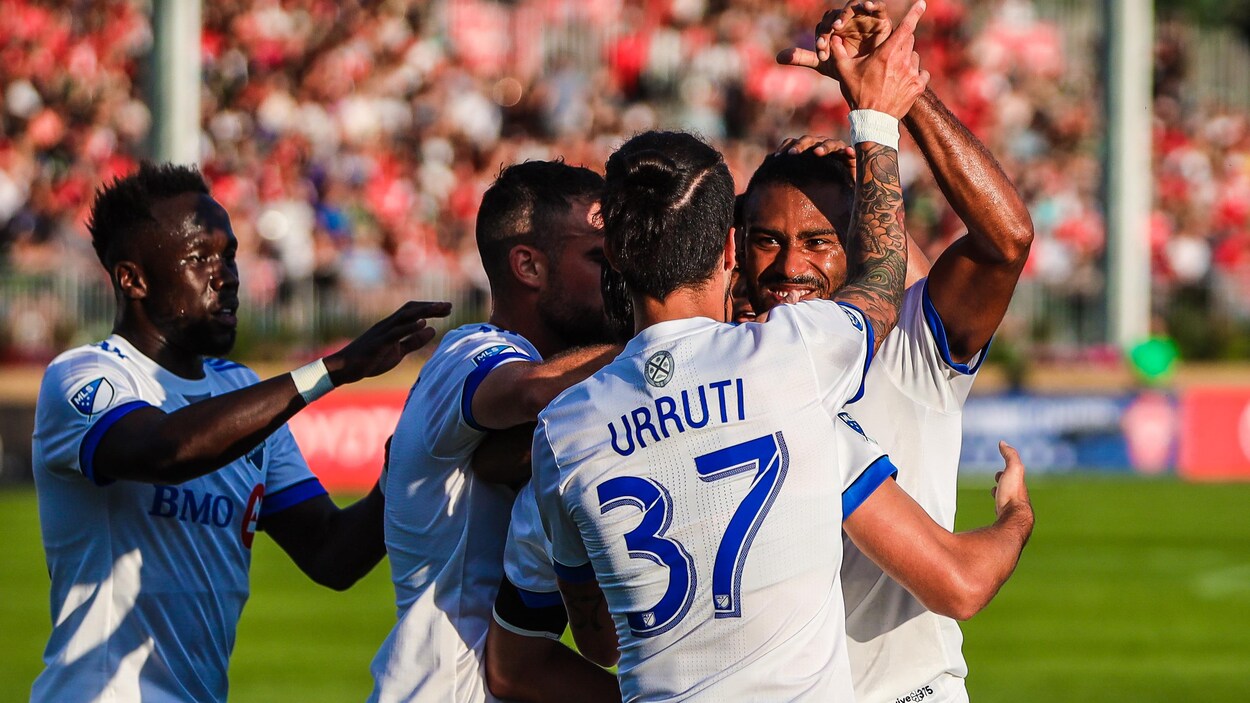 Anthony Jackson-Hamel (à droite) est félicité par ses coéquipiers de l'Impact après avoir marqué contre le Cavalry FC.