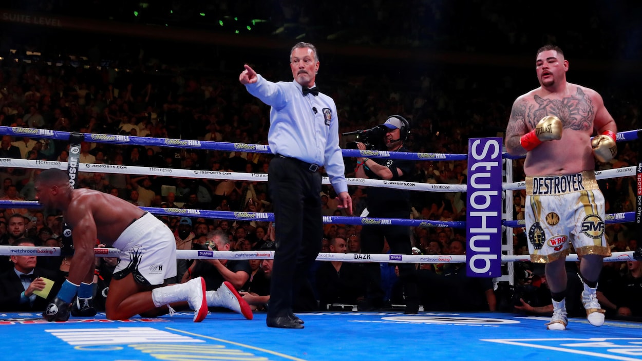 Anthony Joshua (à gauche) est battu par Andy Ruiz au Madison Square Garden.
