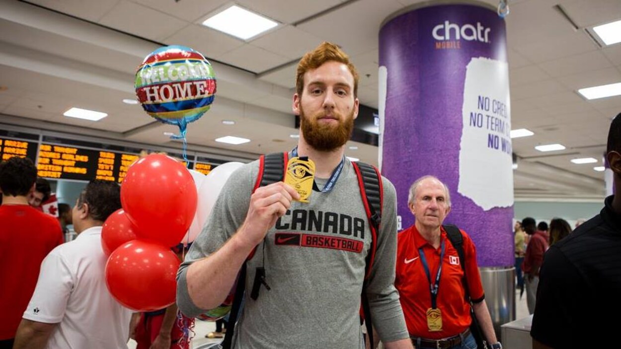 Anthony Longpré avec sa médaille d'or du mondial U-19 Anthony Longpré avec sa médaille d'or du mondial U-19