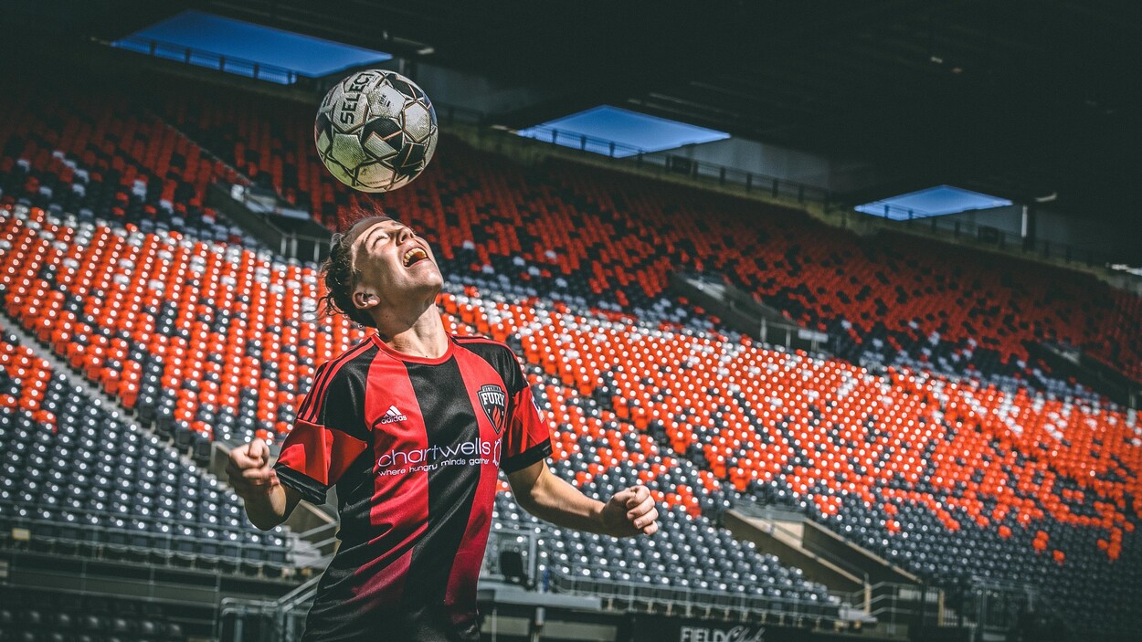 Antoine Coupland frappe un ballon de soccer avec sa tête. Antoine Coupland frappe un ballon de soccer avec sa tête.