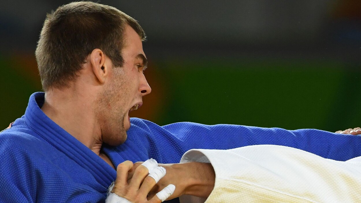 Il tente de saisir son adversaire.