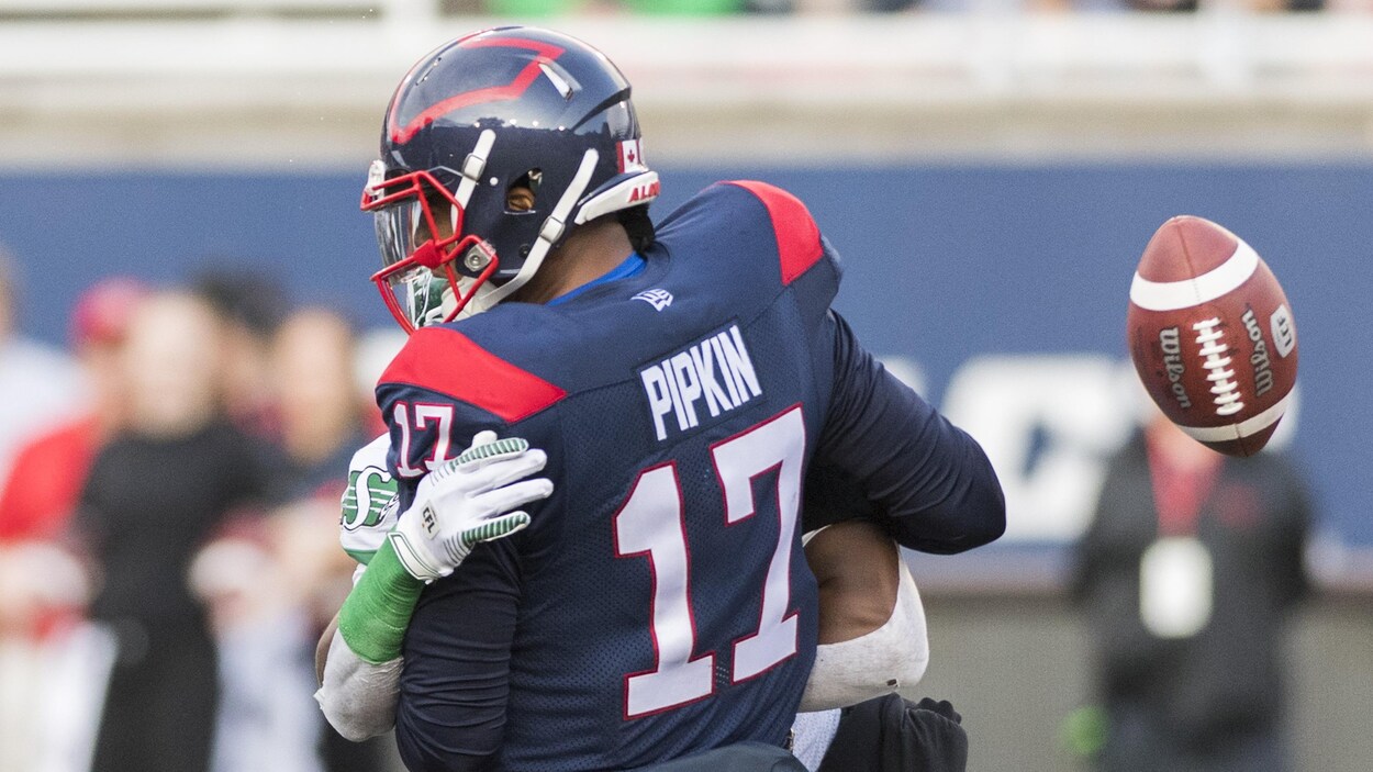 Le quart Antonio Pipkin est frappé violemment par Derrick Moncrief.