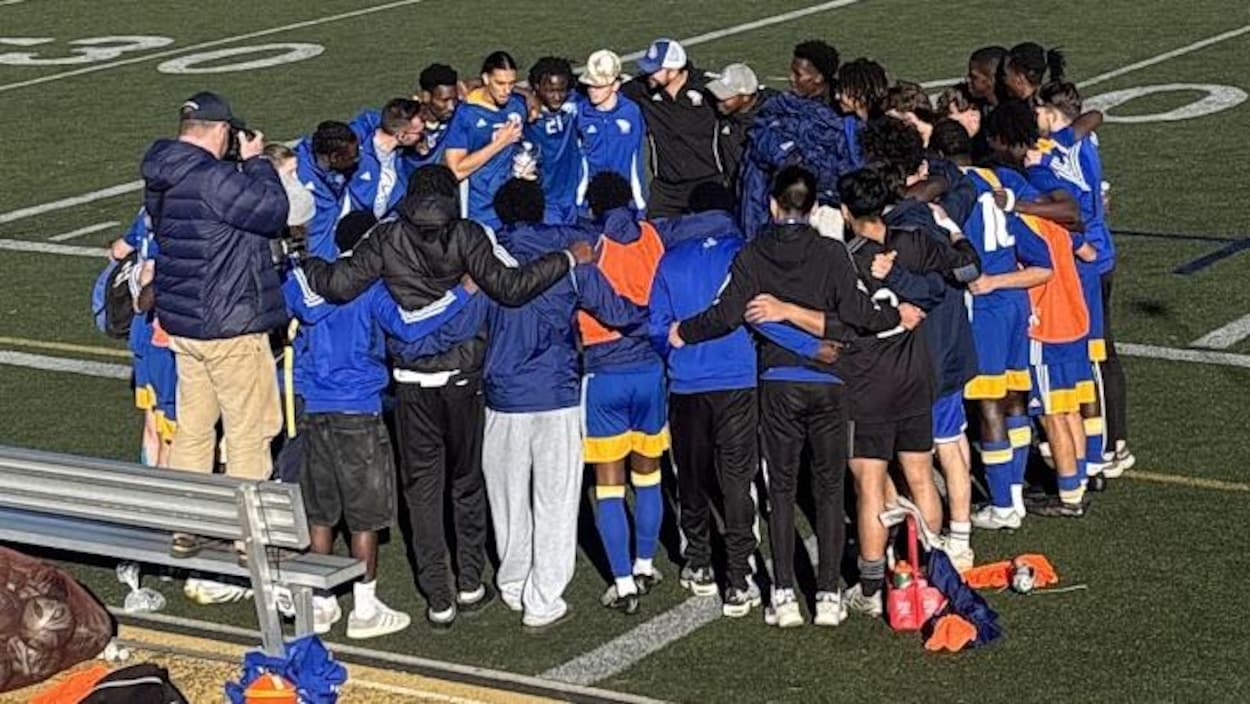 Une victoire spectaculaire propulse les Aigles Bleus en demi-finale du SUA