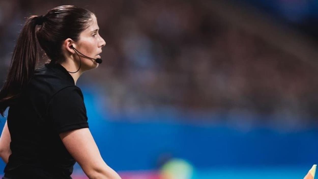 L'arbitre tenant un drapeau lors d'un match de soccer.