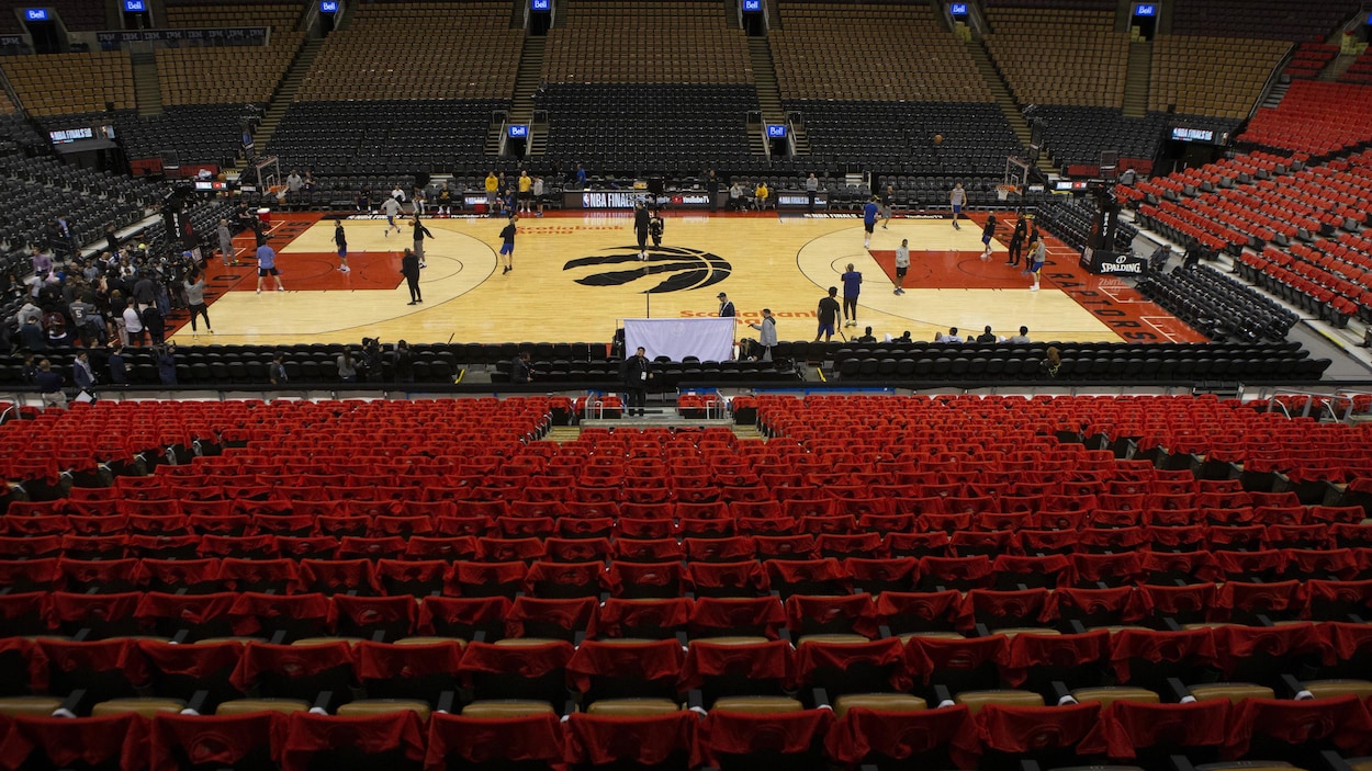 Plan éloigné du terrain de basketball de l'aréna Banque Scotia, à Toronto.