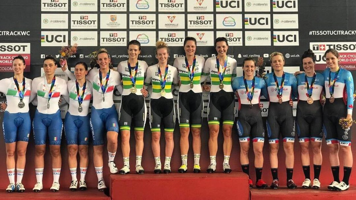 De gauche à droite, les Italiennes, les Australiennes et les Canadiennes sur le podium pour l'épreuve de poursuite par équipe
