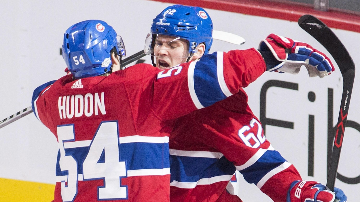 Charles Hudon enlace son coéquipier Artturi Lehkonen, qui jubile après avoir marqué un but.