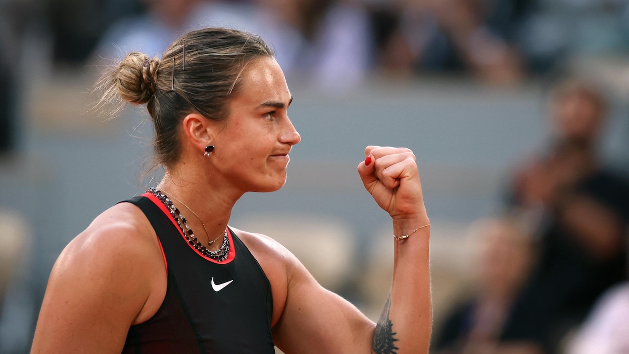 Aryna Sabalenka domine Naomi Osaka et file en quarts de finale à Roland-Garros