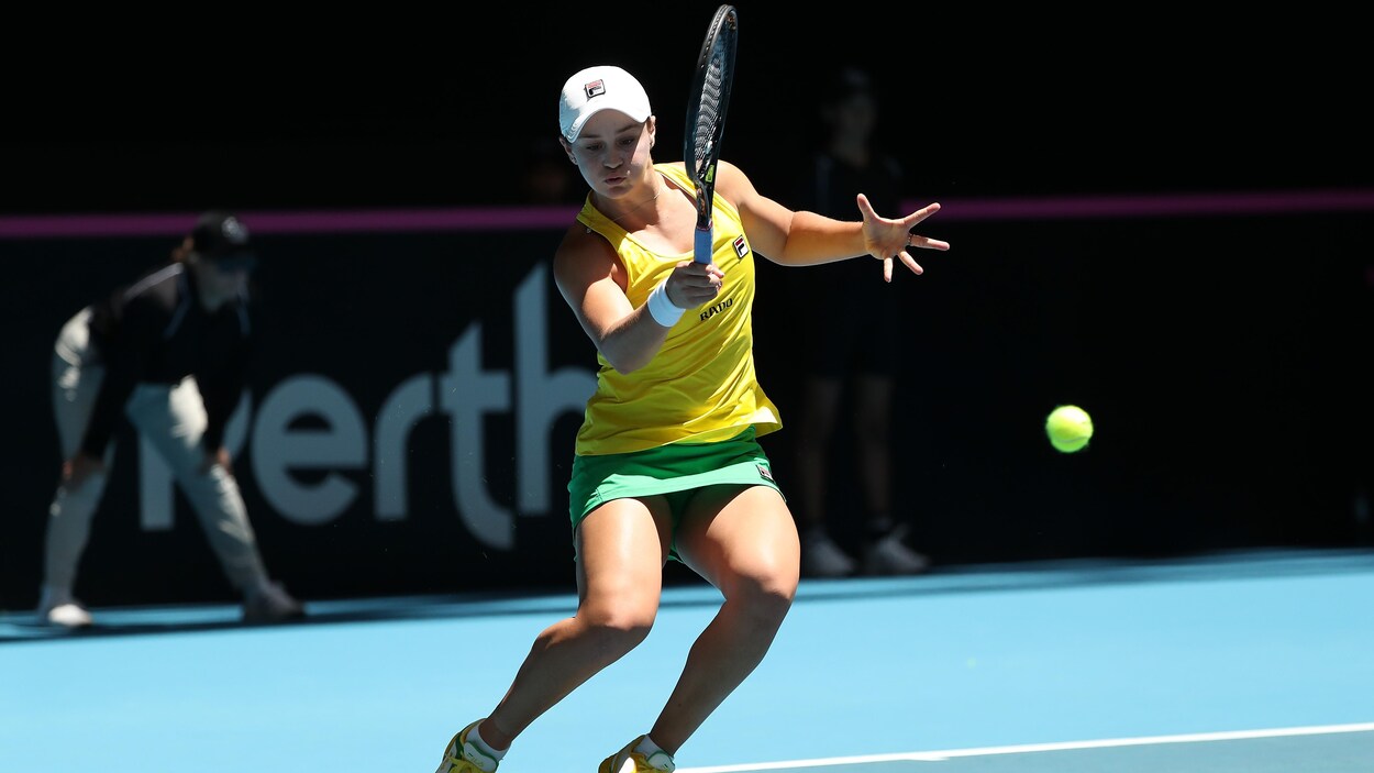 Ashleigh Barty frappe une balle de tennis.