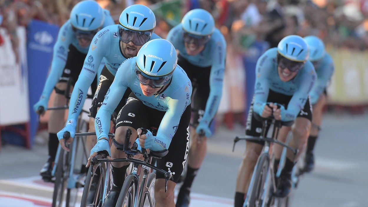 Les cyclistes terminent l'étape en formation.