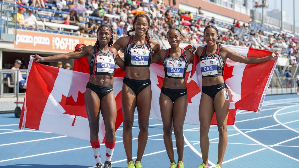 Elles prennent la pose avec des drapeaux canadiens. Elles prennent la pose avec des drapeaux canadiens.