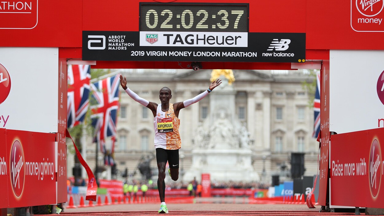 Le Kényan Eliud Kipchoge franchit la ligne d'arrivée pour remporter le marathon de Londres de 2019.