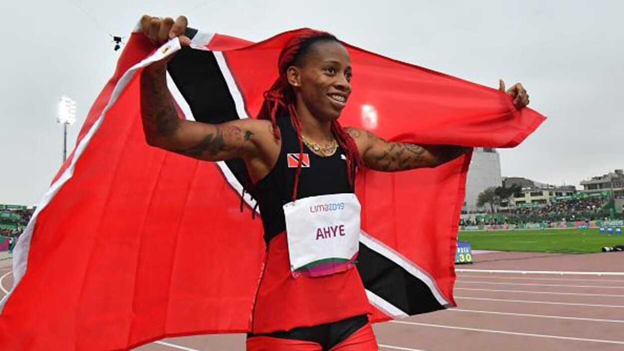 Elle fait un tour de piste avec le drapeau de son pays.