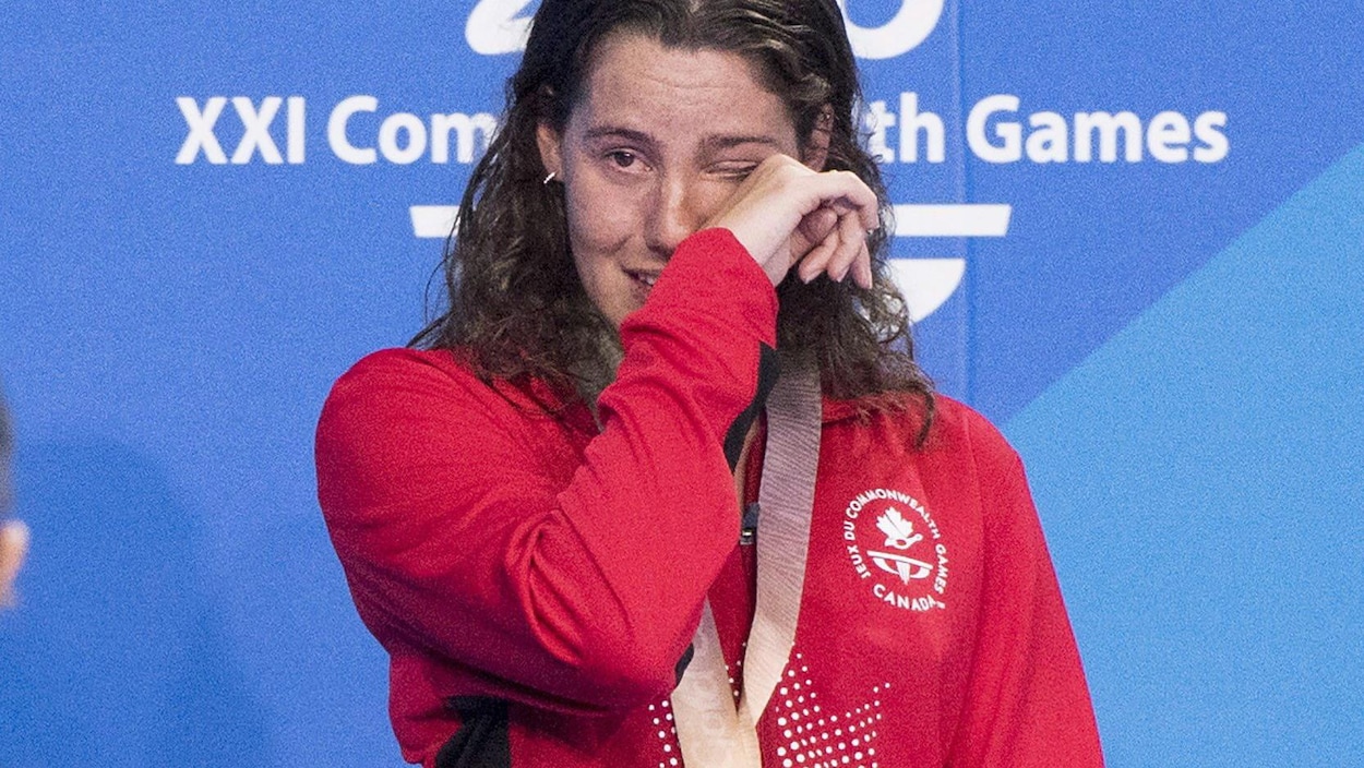 Elle essuie ses larmes après avoir remporté la médaille d'argent au 200 m paralympique aux Jeux du Commonwealth en 2018.