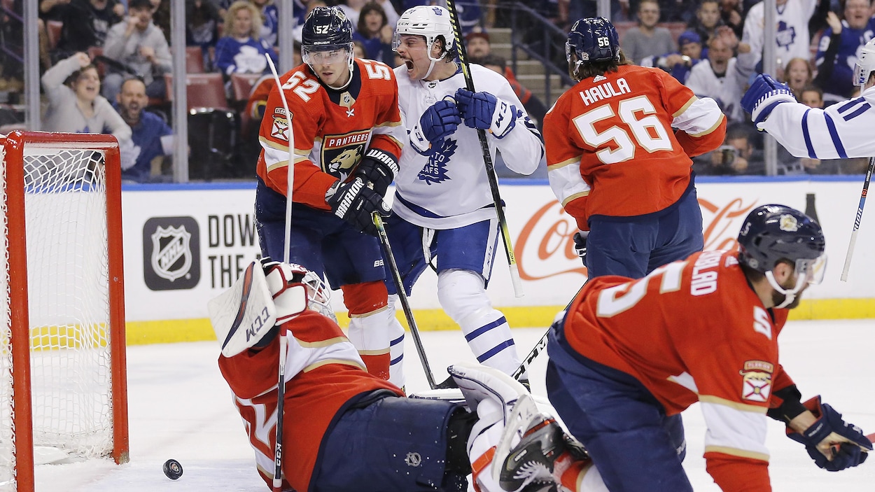 Matthews crie devant le filet, entouré de quatre joueurs des Panthers.