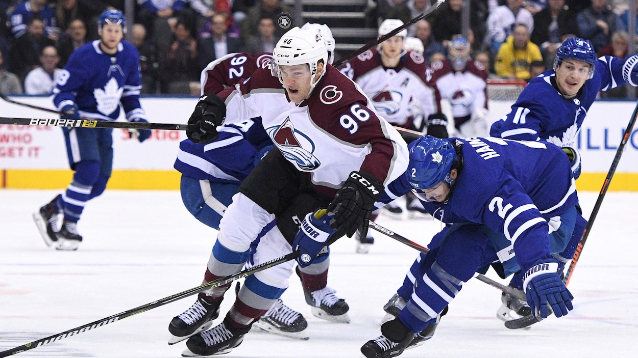 L'attaquant de l'Avalanche Mikko Rantanen est pourchassé par le défenseur Ron Hainsey des Maple Leafs, lundi soir.