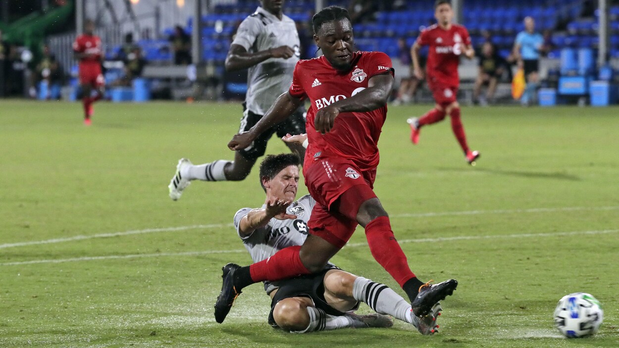 Ayo Akinola botte le ballon en direction du filet adverse.