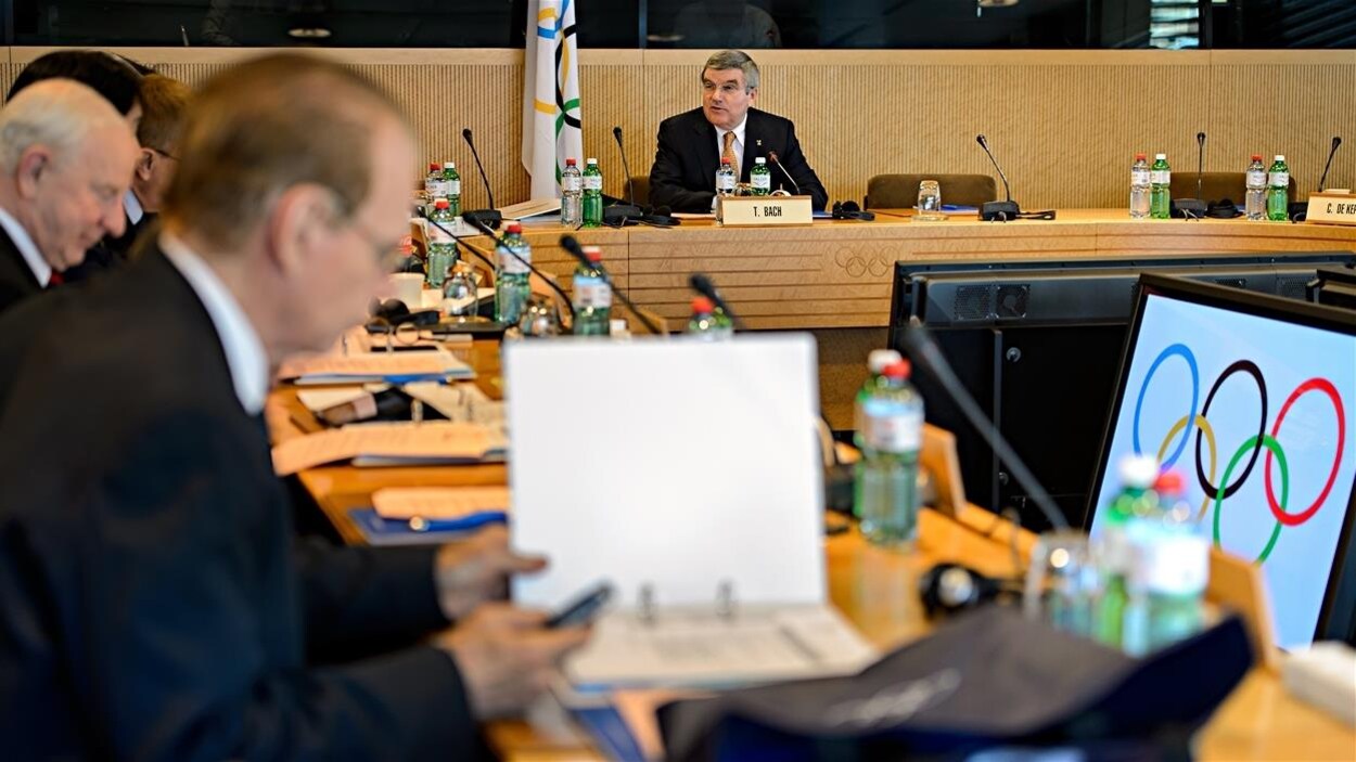Thomas Bach en réunion avec le comité exécutif du CIO.
