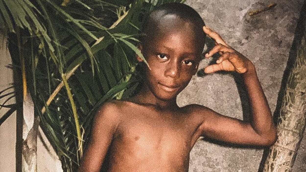 Ballou enfant regarde la caméra en souriant. Ballou enfant regarde la caméra en souriant.