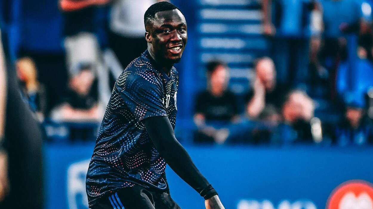 Ballou esquisse un sourire pendant une séance de réchauffement avant un match. Ballou esquisse un sourire pendant une séance de réchauffement avant un match.