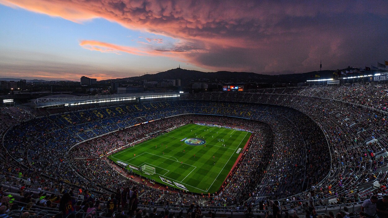 Une vue de haut du stade de soccer Camp Nou, situé à Barcelone