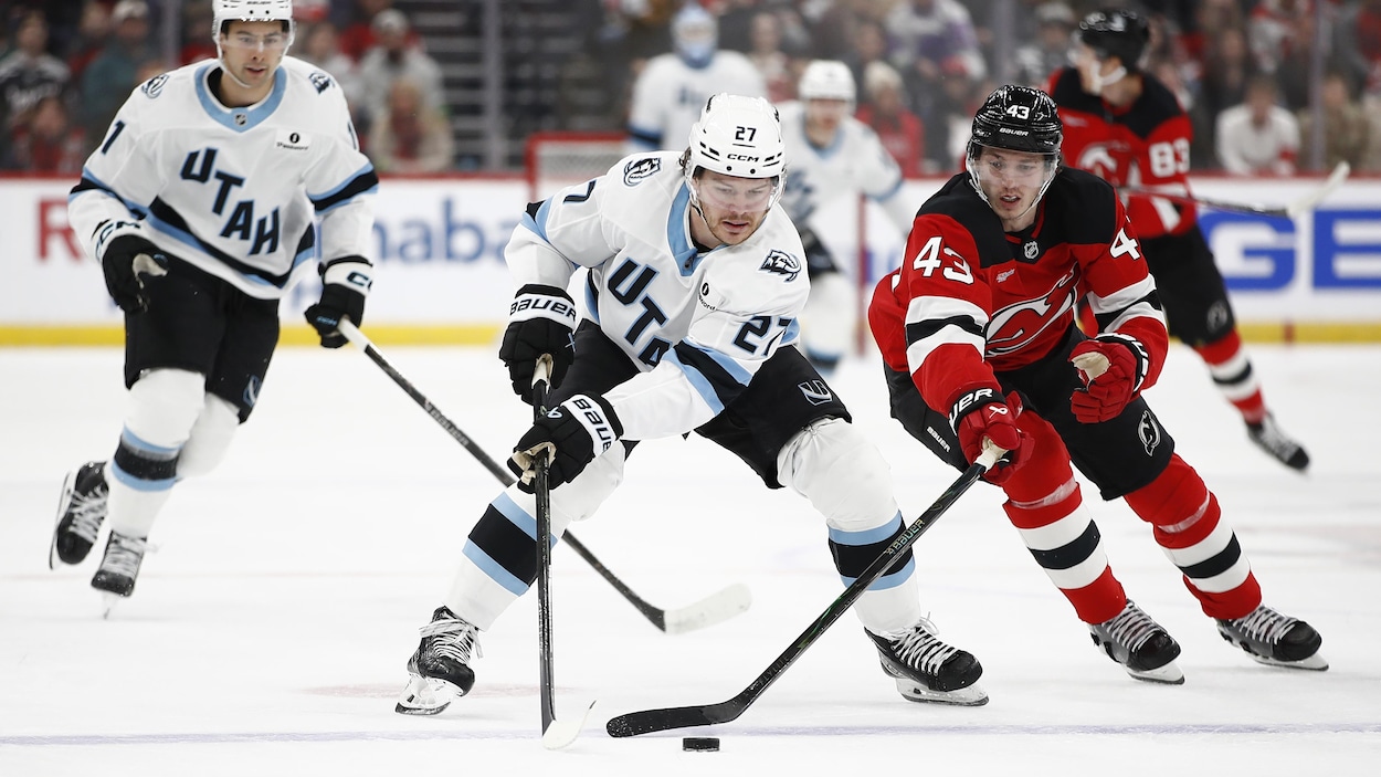 Le Mammoth égalise l’offre hostile des Devils à Barrett Hayton