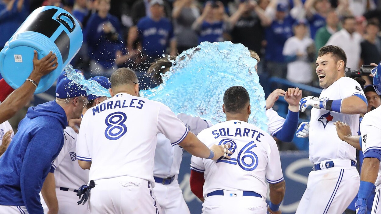 Luke Maile (à droite) reçoit les félicitations de ses coéquipiers des Blue Jays de Toronto après qu'il eut cogné le circuit de la victoire en 12e manche contre les Red Sox de Boston. Luke Maile (à droite) reçoit les félicitations de ses coéquipiers des Blue Jays de Toronto après qu'il eut cogné le circuit de la victoire en 12e manche contre les Red Sox de Boston.