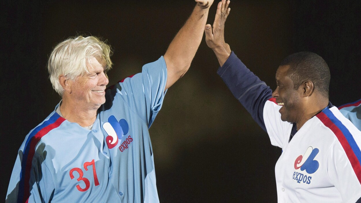 Ces deux anciens coéquipiers des Expos se saluent.