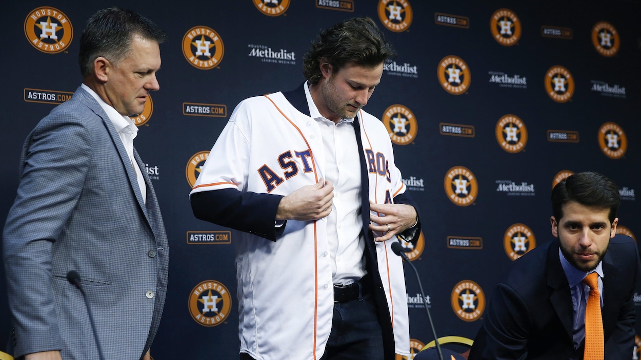 Il se lève lors de la présentation d'un joueur des Astros.