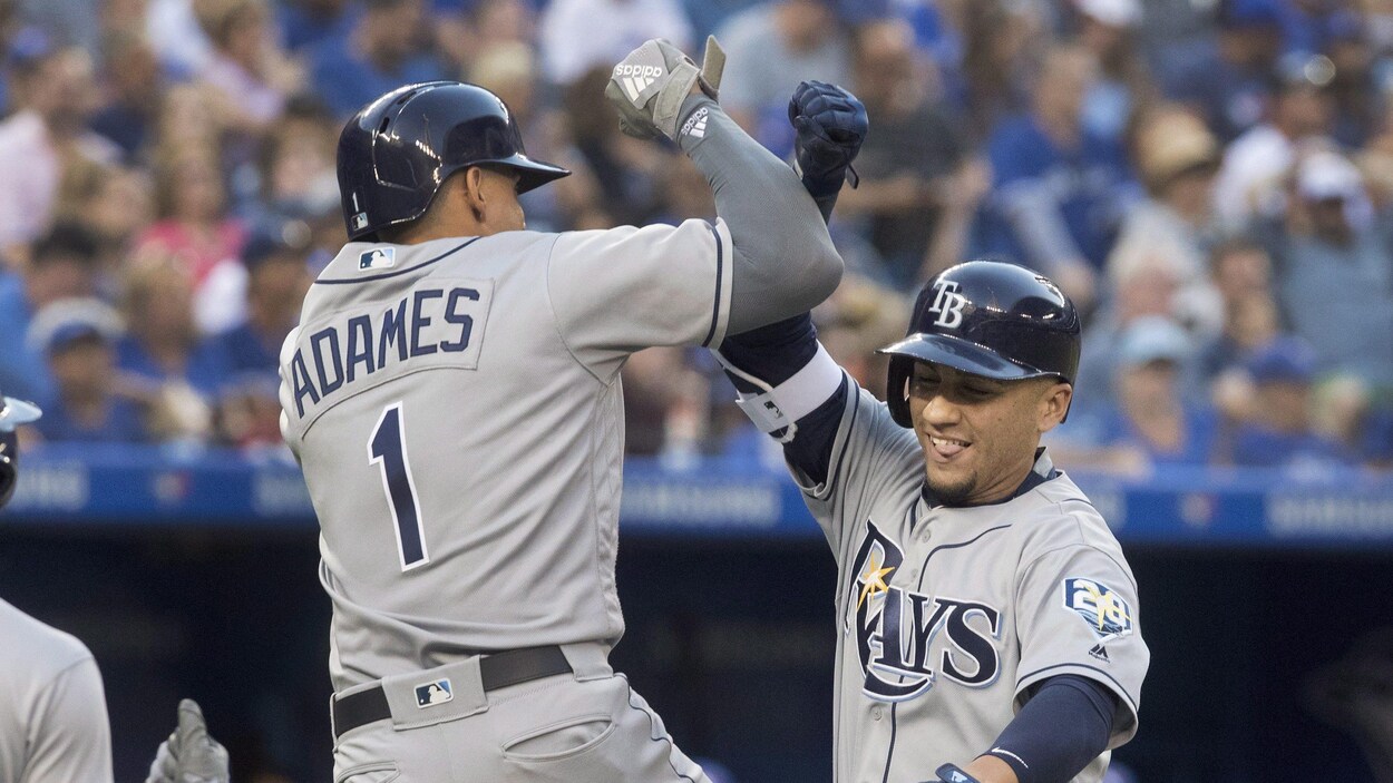 Michael Perez (à droite) célèbre son coup de circuit contre les Blue Jays de Toronto avec son coéquipier des Rays de Tampa Bay Willy Adames. Michael Perez (à droite) célèbre son coup de circuit contre les Blue Jays de Toronto avec son coéquipier des Rays de Tampa Bay Willy Adames.