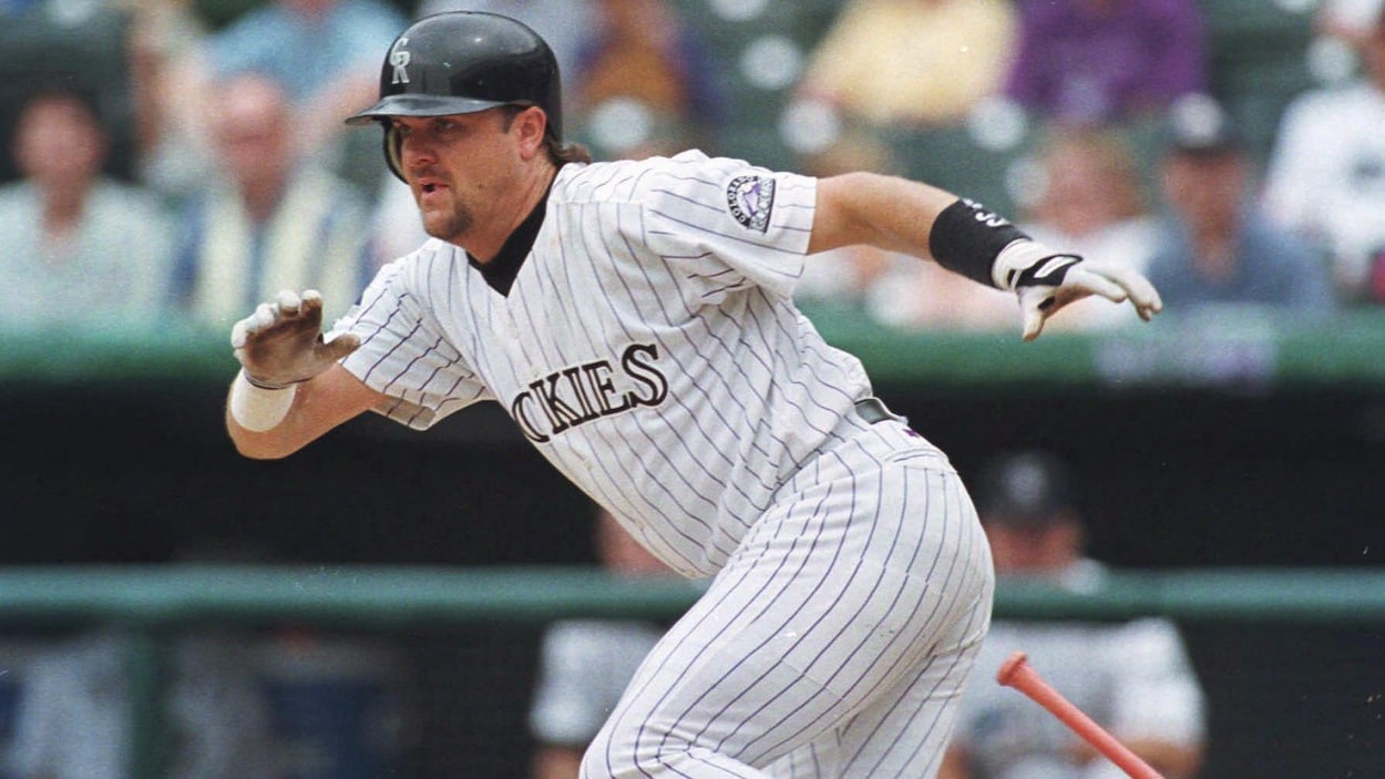 Larry Walker se dirige vers le premier coussin après avoir frappé la balle pour les Rockies du Colorado contre les Reds de Cincinnati.