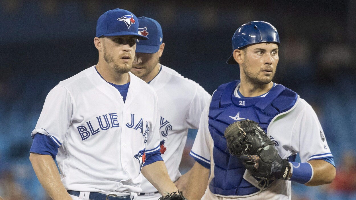 Le releveur des Blue Jays Ken Giles (à gauche) et le receveur Luke Maile attendent leur gérant John Gibbons au monticule, Le releveur des Blue Jays Ken Giles (à gauche) et le receveur Luke Maile attendent leur gérant John Gibbons au monticule,