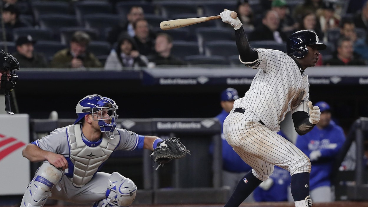 Didi Gregorius (à droite), des Yankees de New York, frappe un simple bon pour un point en cinquième manche contre les Blue Jays de Toronto. Didi Gregorius (à droite), des Yankees de New York, frappe un simple bon pour un point en cinquième manche contre les Blue Jays de Toronto.