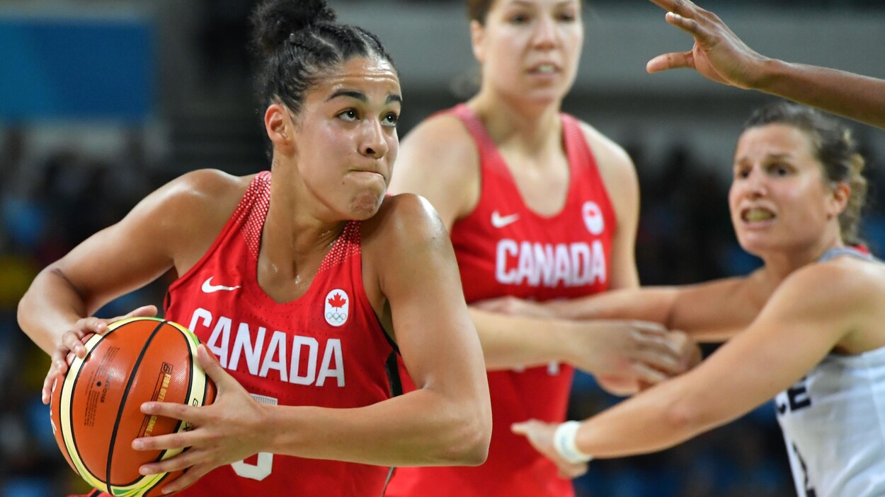 Kia Nurse tente d'inscrire un panier lors d'un match de quart de finale contre la France lors des Jeux olympiques de Rio.