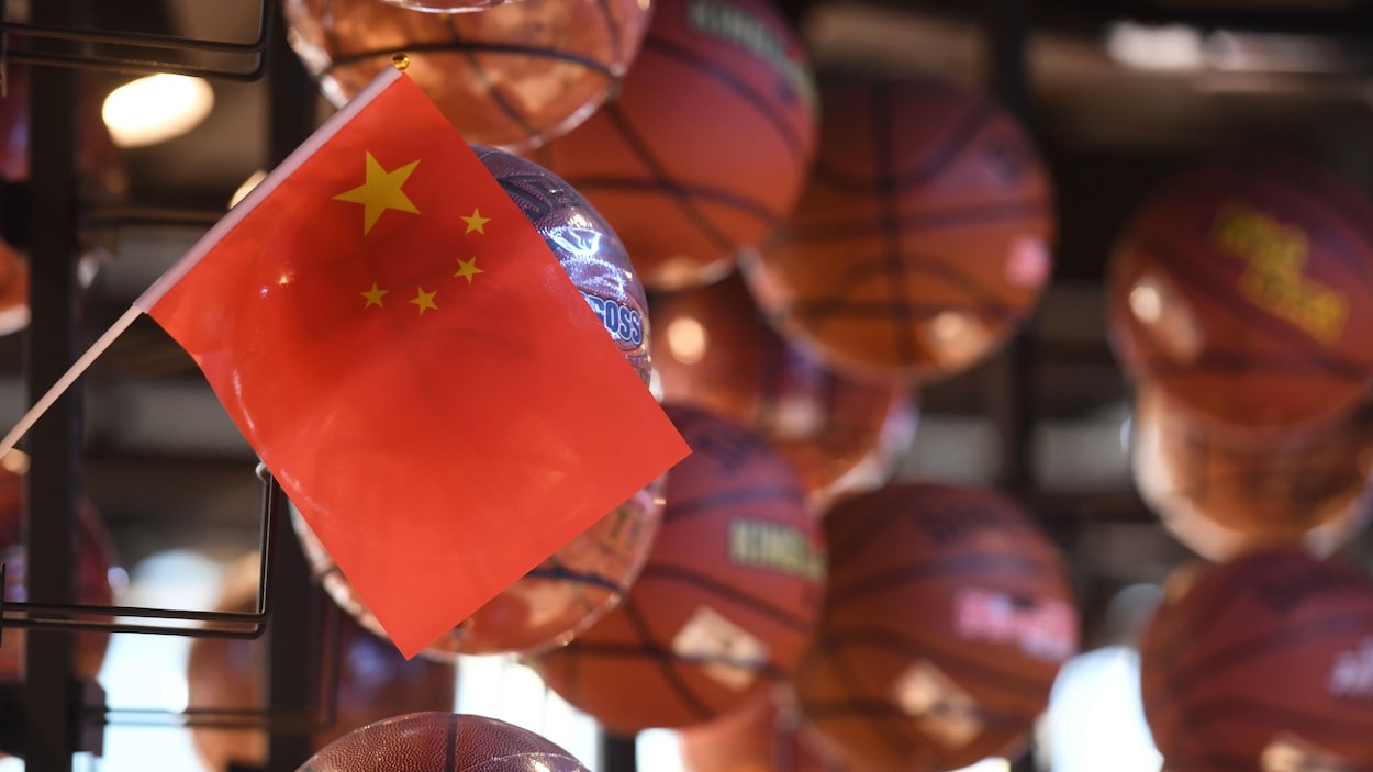 Un drapeau chinois devant des ballons de basketball