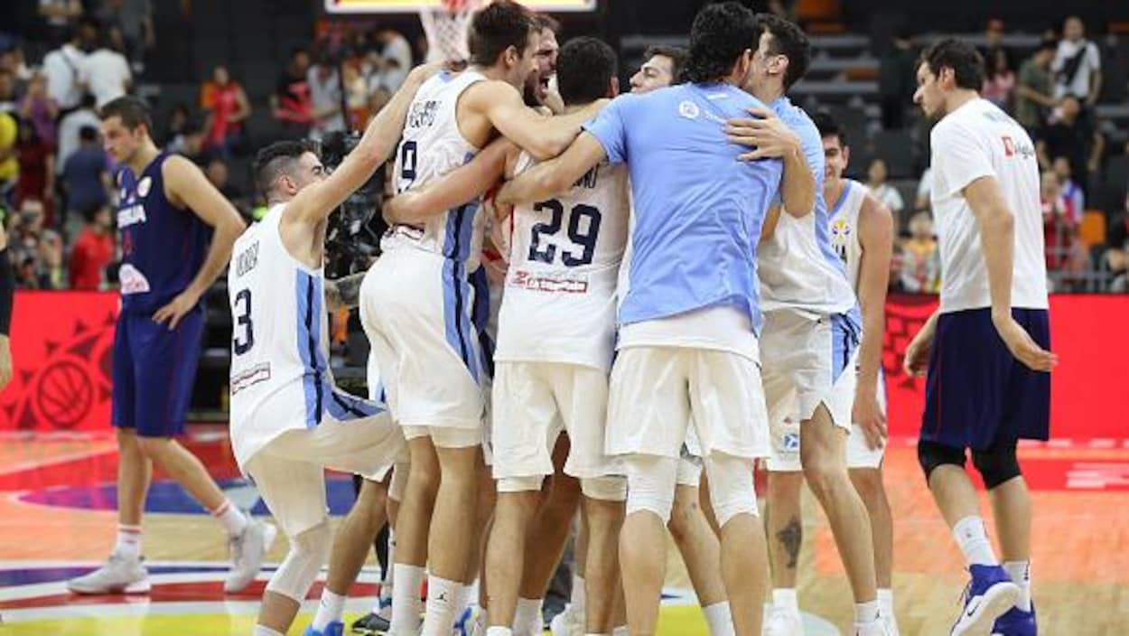 Les Argentins sautent de joie à la suite de leur victoire