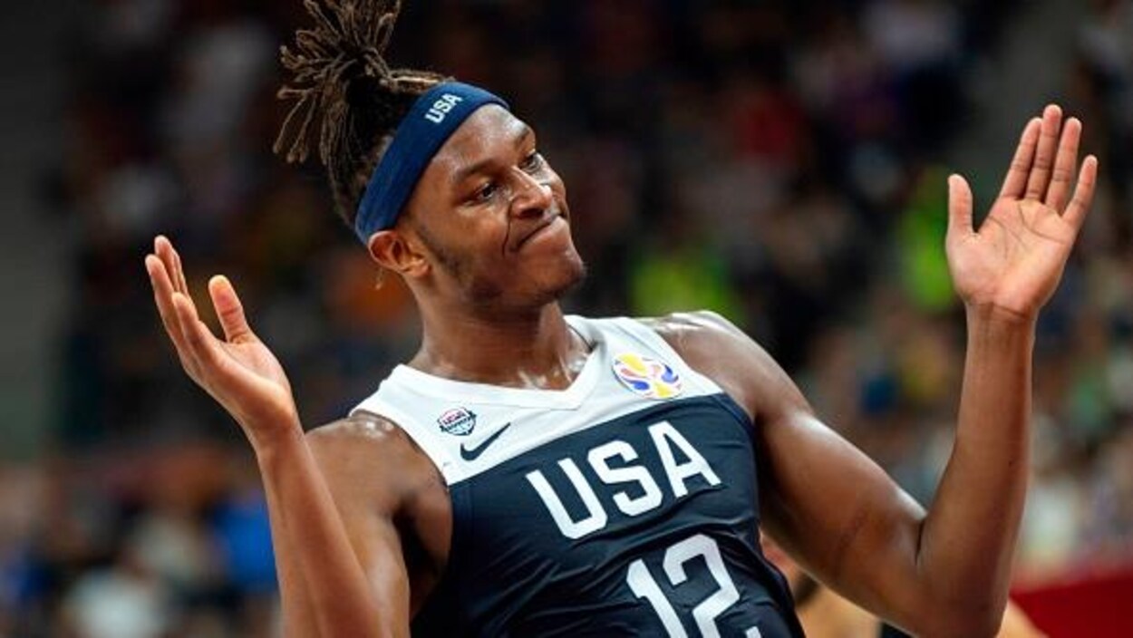 Myles Turner manifeste sa déception après avoir raté un lancer franc.