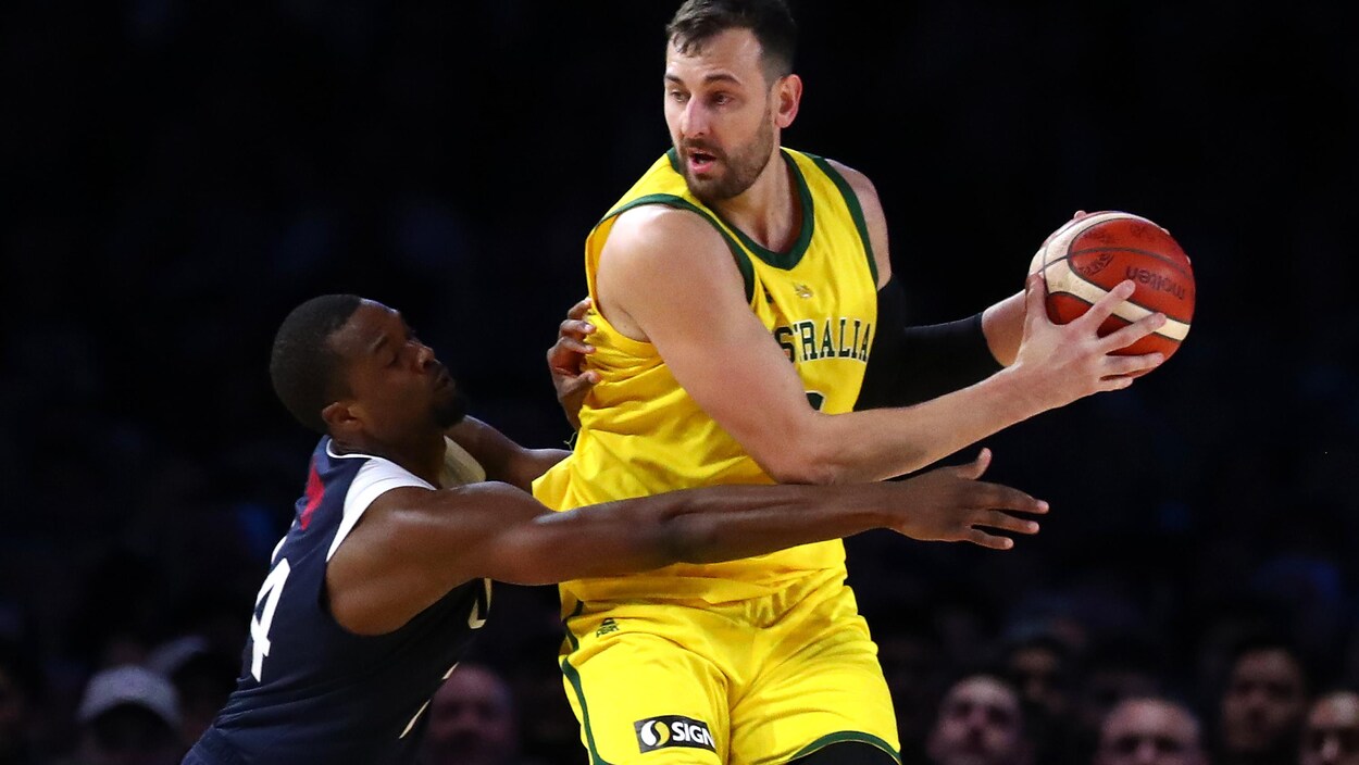 Il protège son ballon devant Harrison Barnes (à gauche).